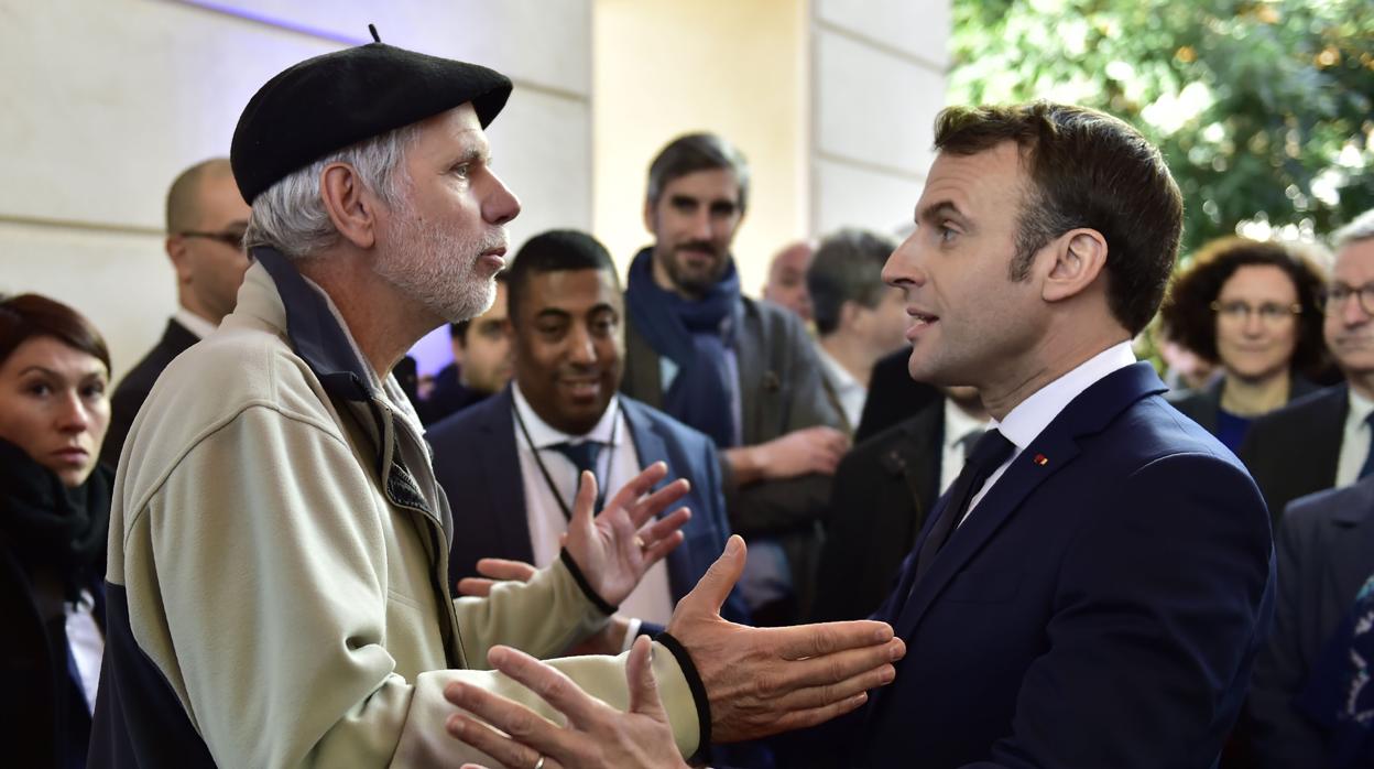 Un profesor de matemáticas increpa a Macron en el Palacio de Beaumont en Pau