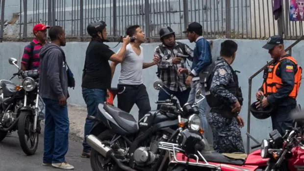 Cómo los informadores chavistas obligan a punta de pistola a un ciudadano a decir lo que ellos quieren