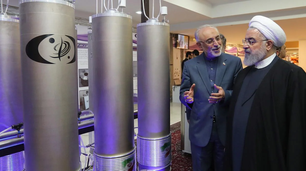 El presidente iraní, Hasan Rohaní, durante una visita a la organización de tecnología nuclear Ali Akbar Salehila en Teherán