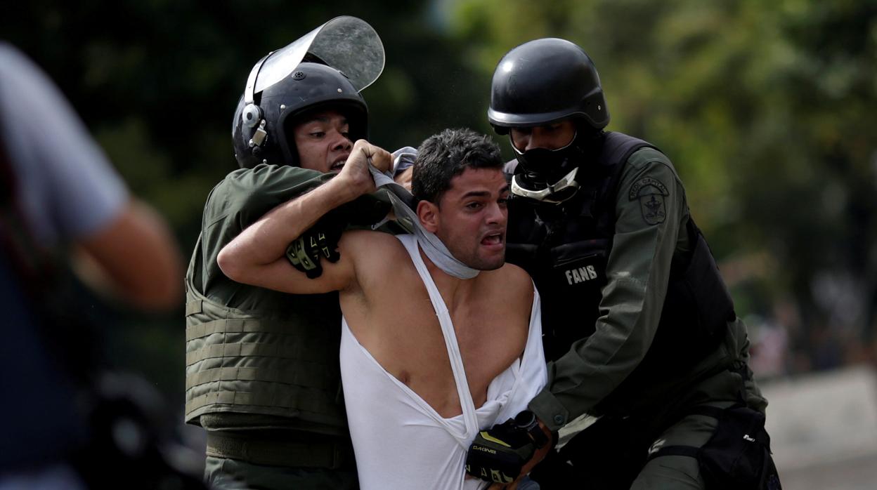 Las fuerzas del régimen de Maduro detienen a un manifestante en una imagen de archivo