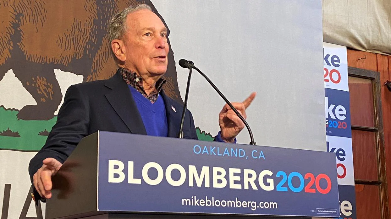 El candidato presidencial Michael Bloomberg, en un acto de campaña en Oakland, California