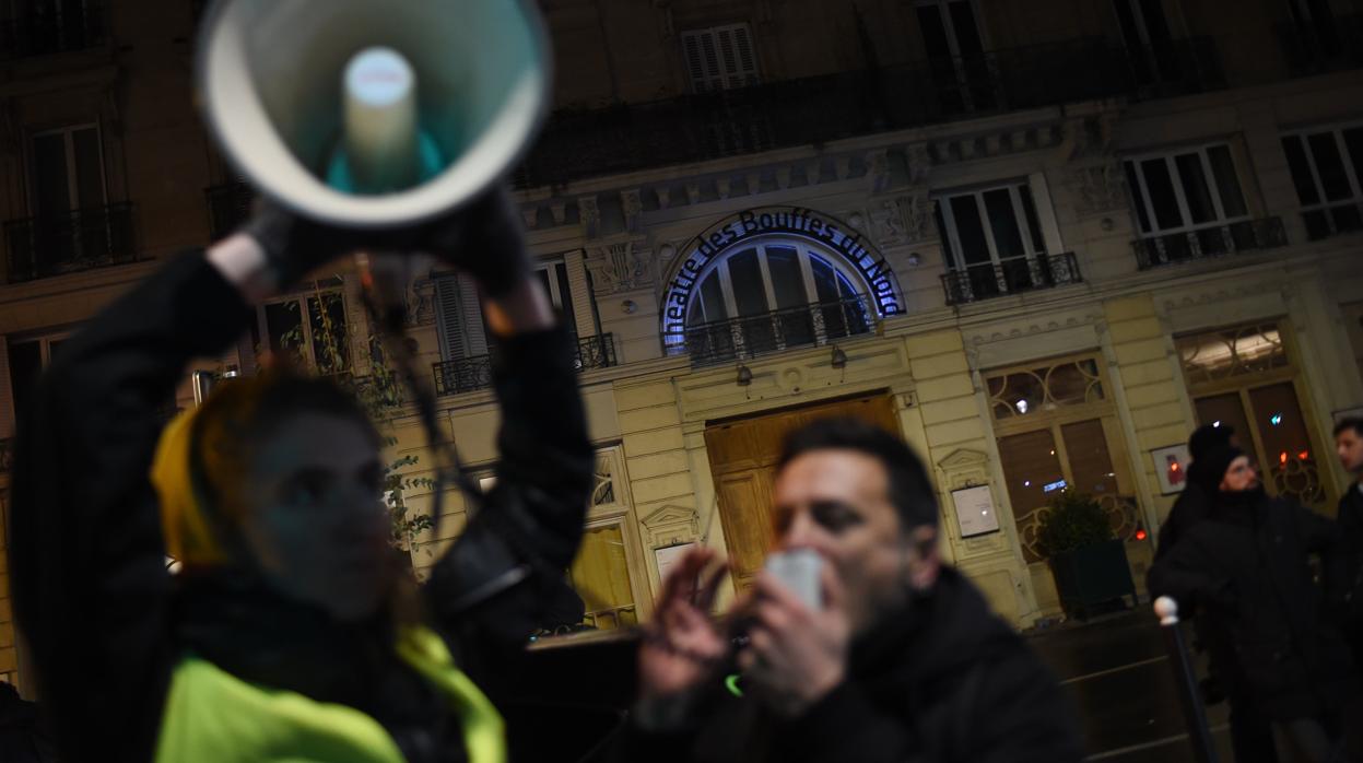 Los manifestantes se concentran a las puertas del teatro Bouffes du Nord en París mientras el presidente Macron asiste a una obra de teatro