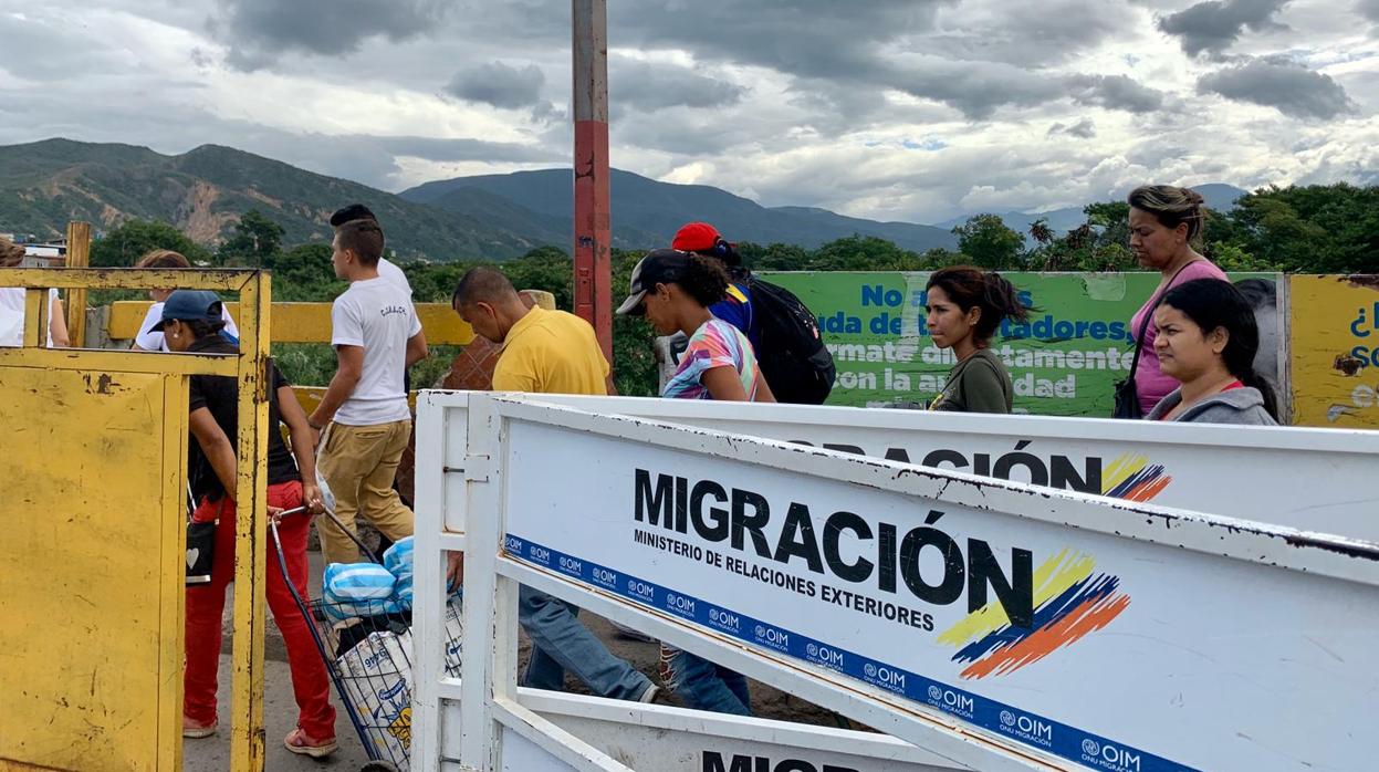 Venezolanos huyen de Venezuela y cruzan el puente Simón Bolívar para llegar a Colombia