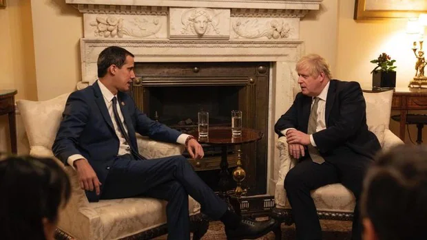 Guaidó se reúne con Johnson en Downing Street, mientras Pedro Sánchez se resiste a recibirlo