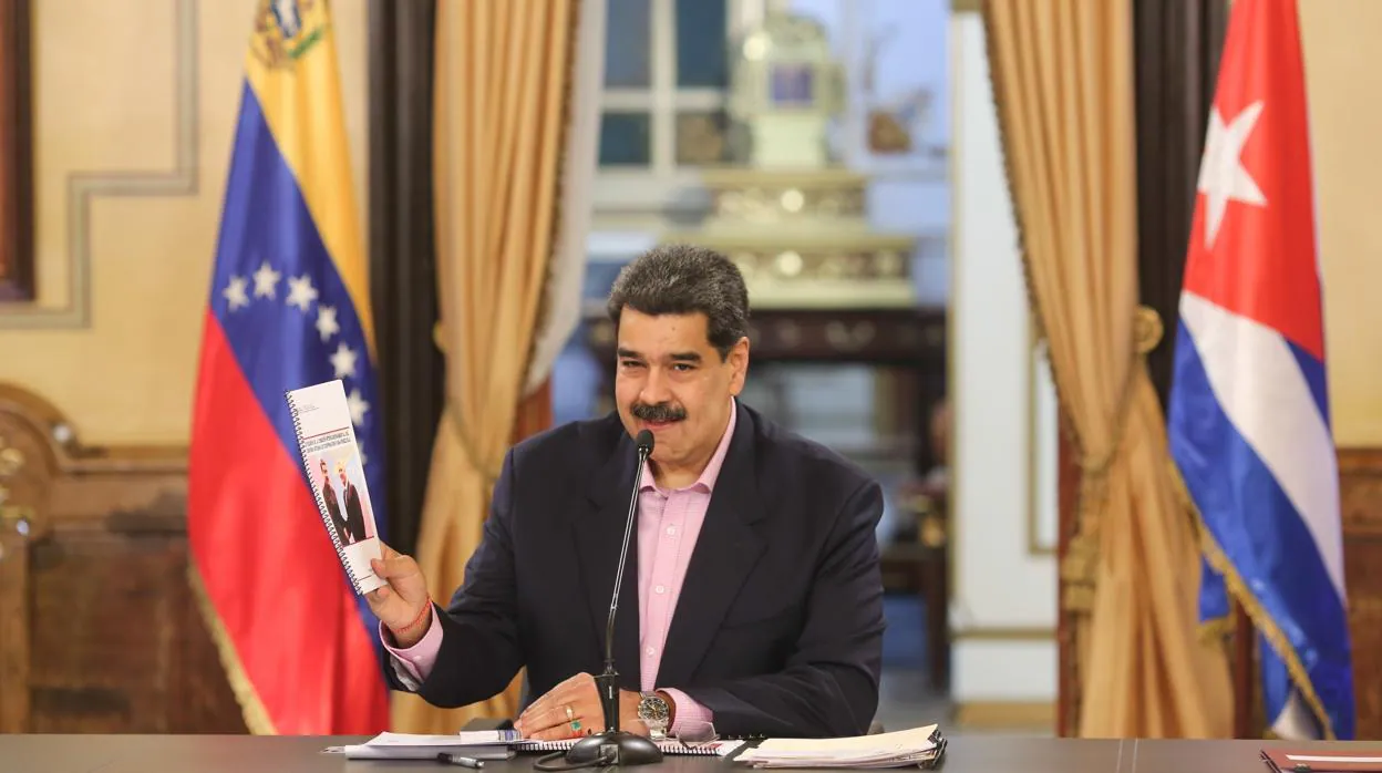 Nicolás Maduro, entre una bandera de Venezuela y otra de Cuba