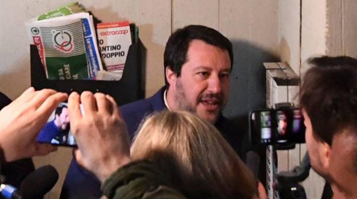 Salvini llama al telefonillo de una casa en Bolonia y acusa a un tunecino de ser traficante de drogas