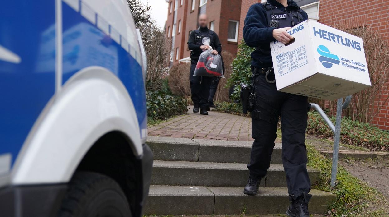 Agentes salen de una vivienda con lo decomisado en el estado de Brandeburgo