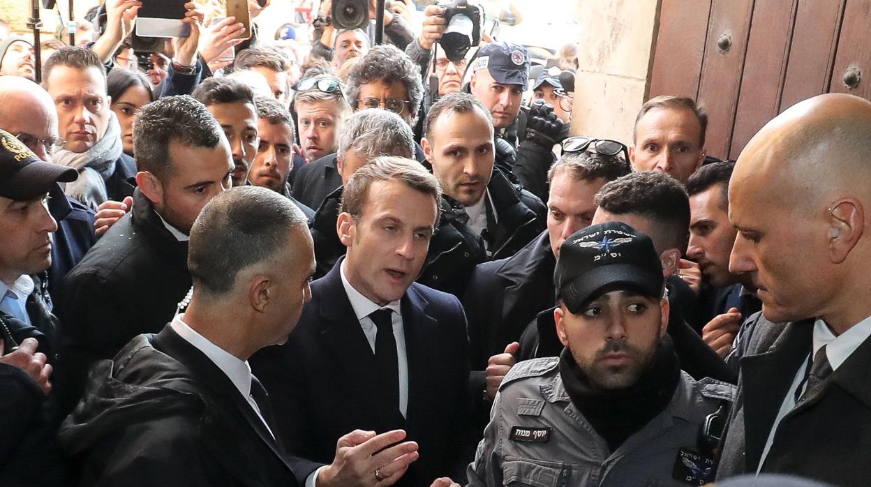Macron emula a Chirac y se encara con la Policía israelí en Jerusalén