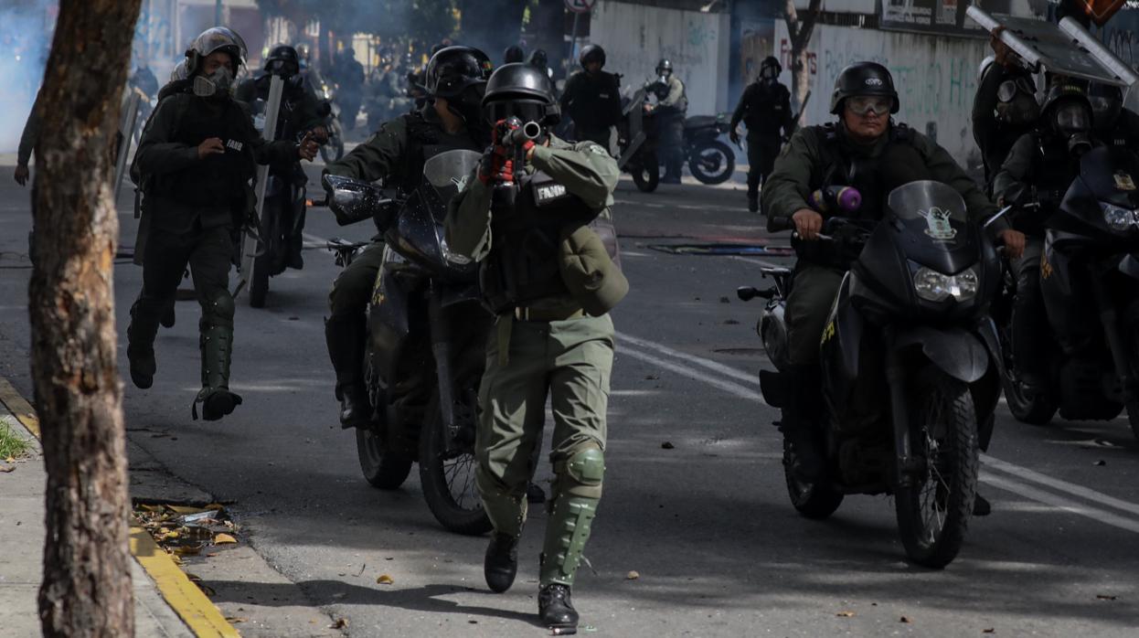 La Guardia Nacional Boliviariana se enfrenta a manifestantes en una imagen de archivo