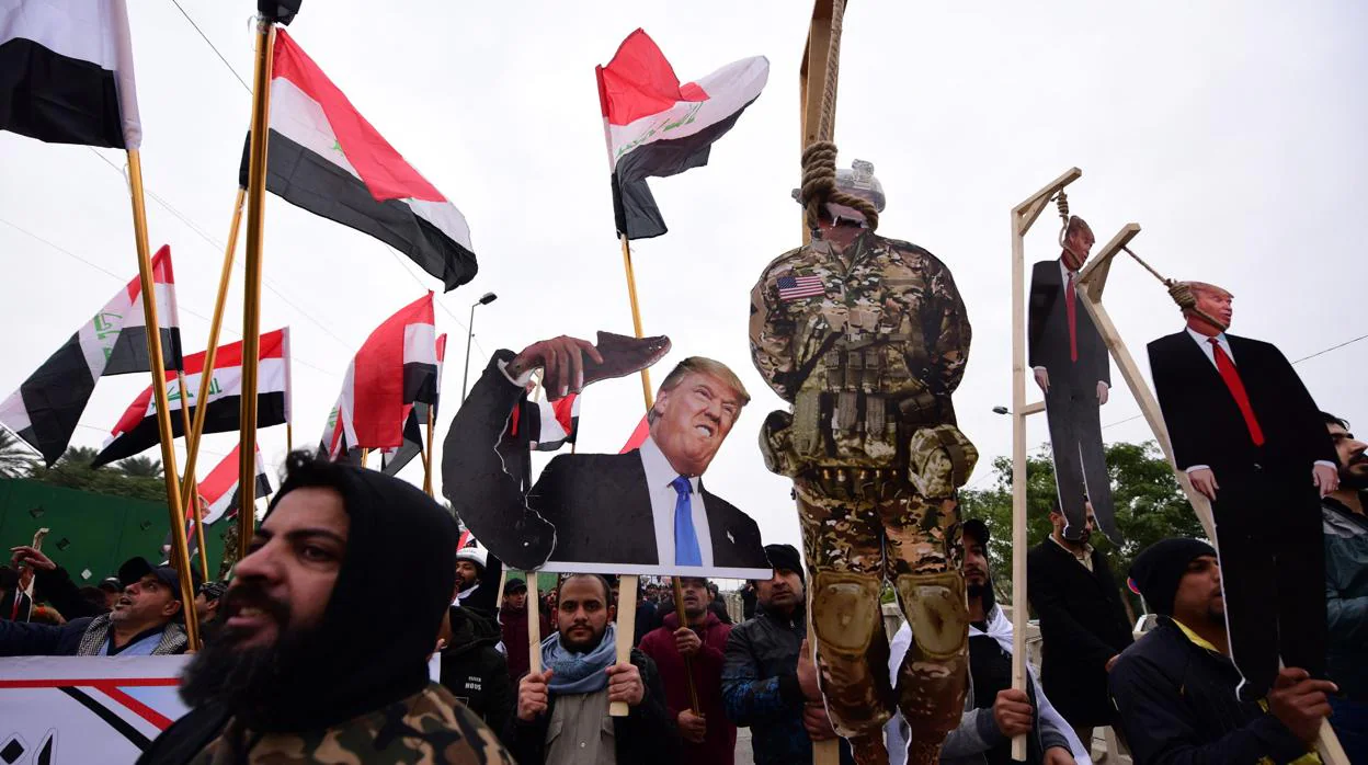 Los partidarios del clérigo chií iraquí Muqtada al-Sadr llevan una horca simbólica y un póster del presidente de los Estados Unidos, Donald Trump