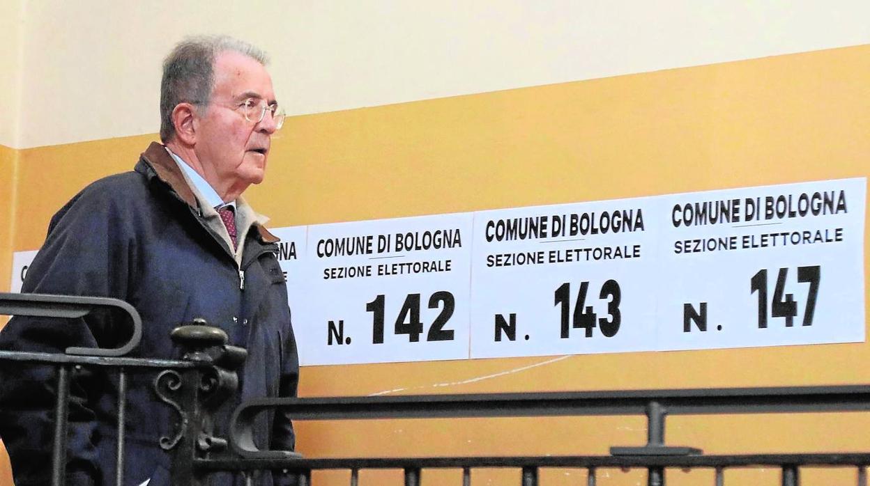 El exprimer ministro Romano Prodi se dispone a votar en Emilia Romaña