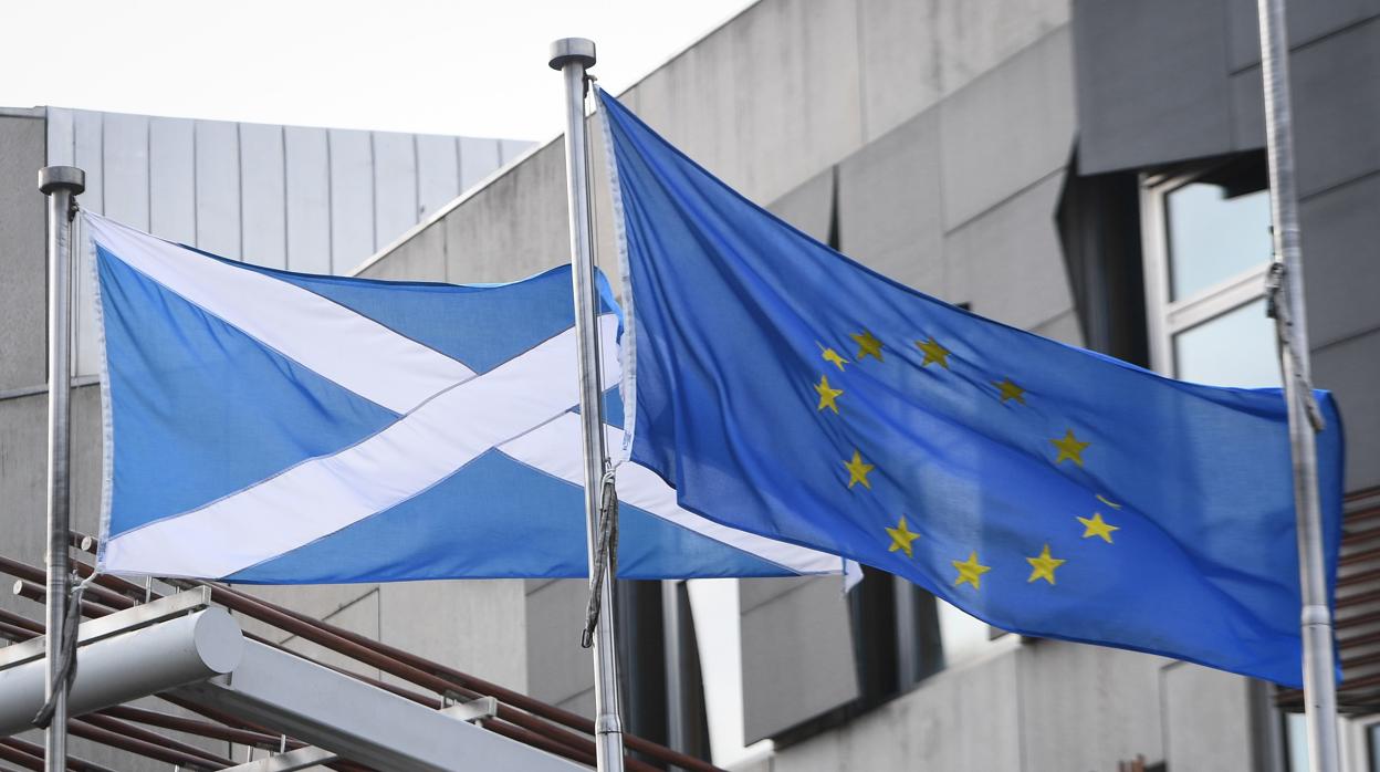 Las banderas de Escocia y la Unión Europea, este miércoles a la entrada del Parlamento de Edimburgo