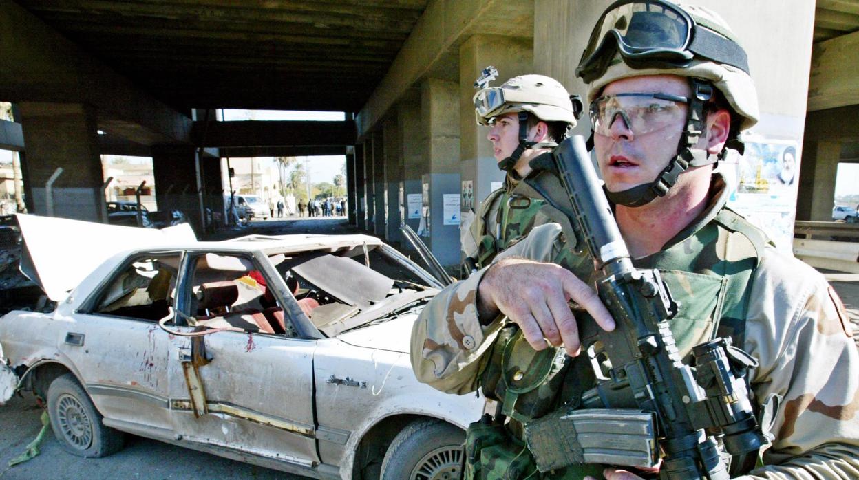 Foto de archivo de un soldado norteamericano resguardando el lugar donde expotó un coche bomba en Bagdad