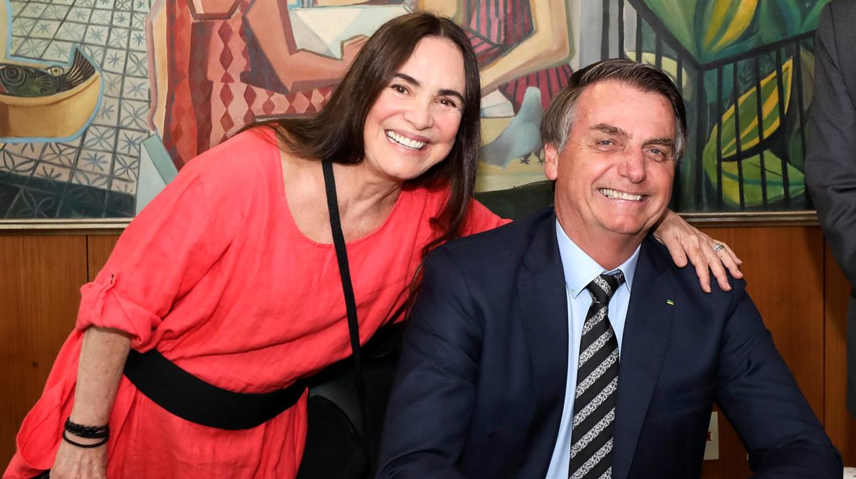 La popular actriz brasileña Regina Duarte junto al presidente Bolsonaro