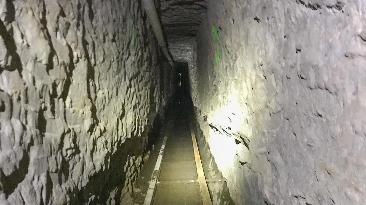 Foto del Interior del túnel clandestino utilizado para transportar droga desde México hasta EE.UU.