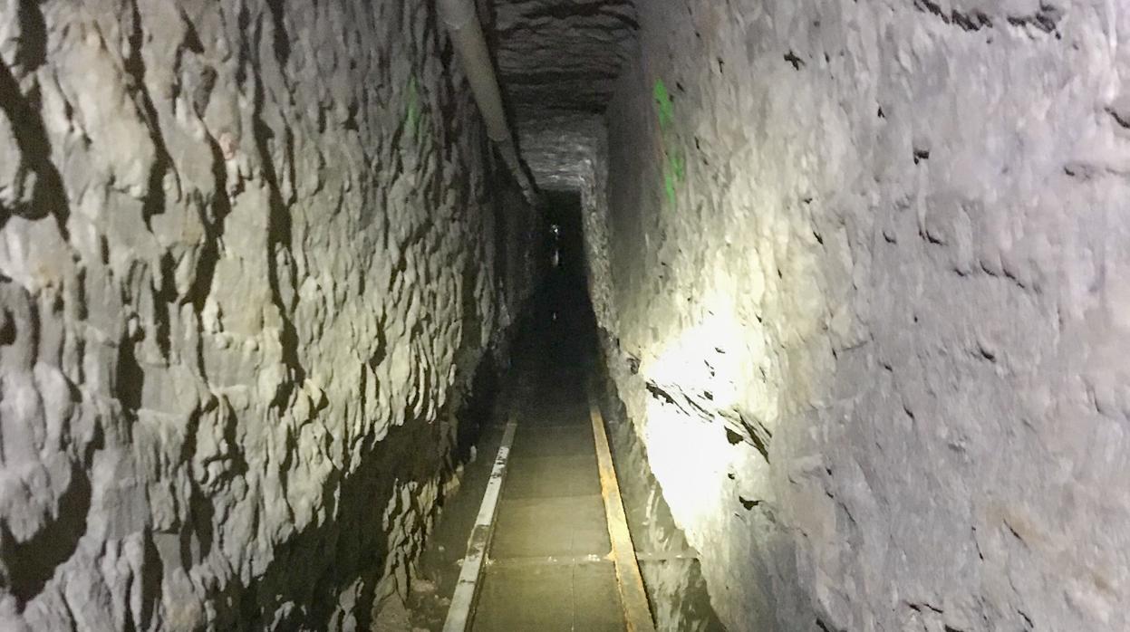 Foto del Interior del túnel clandestino utilizado para transportar droga desde México hasta EE.UU.