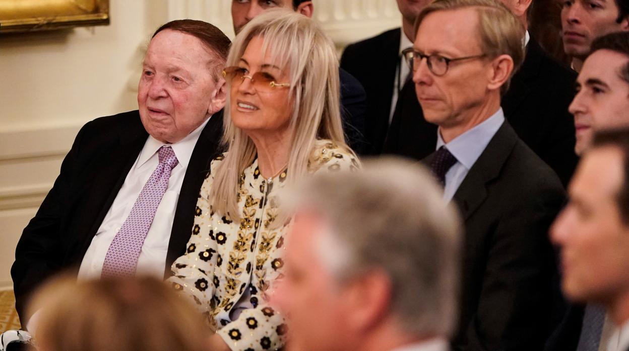 Sheldon Adelson, a la izquierda, en el anuncio de Trump en la Casa Blanca