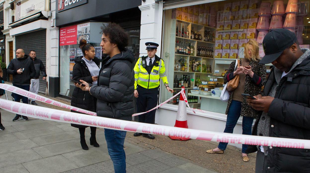 El lugar de los hechos en Londres, tras el incidente, se encuentra acordonado por la Policía
