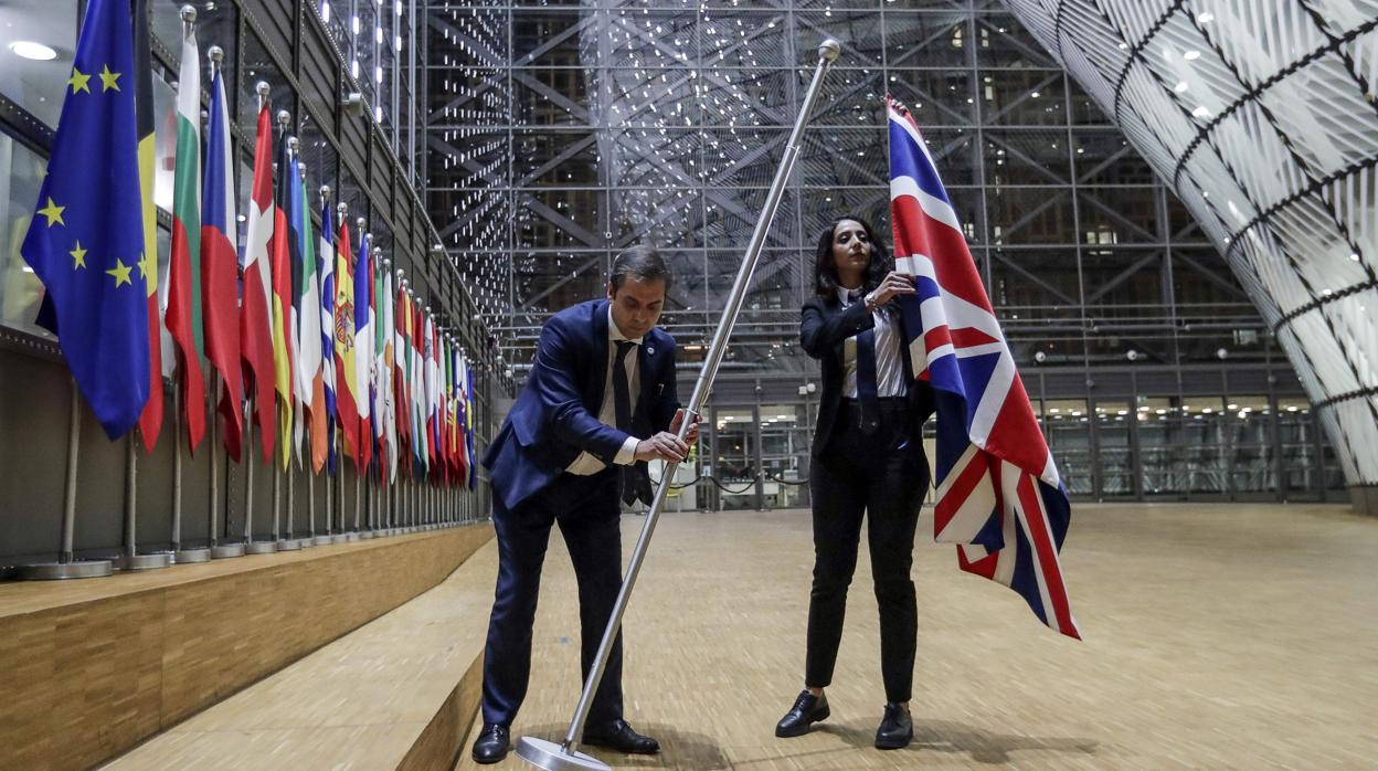 Personal del Consejo de la UE retira la bandera del Reino Unido