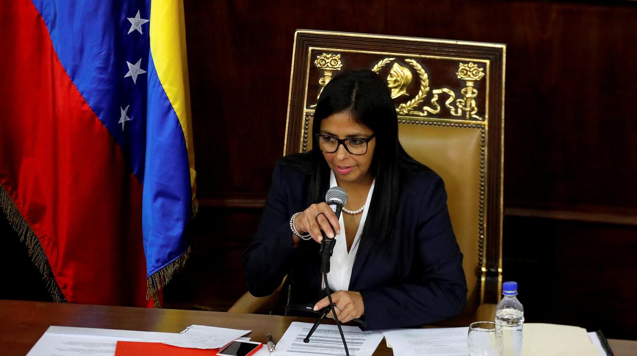 Delcy Rodríguez modera un debate de la Asamblea Constituyente