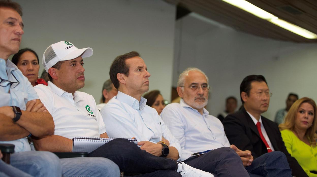 Los precandidatos electorales Luis Fernando Camacho, Jorge Quiroga, Carlos Mesa y Chi Hyun Chung participan en una reunión del comité cívico cruceño