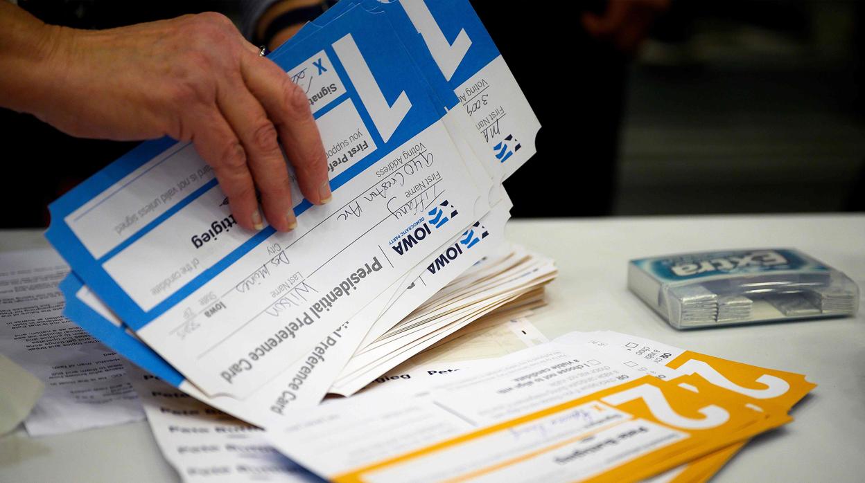 Recuento de votantes en los caucus de Iowa en un instituto de Des Moines