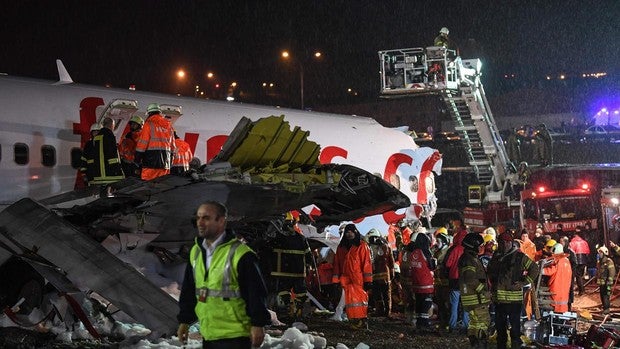 Al menos un muerto y 157 heridos en el avión turco que se salió de la pista al aterrizar y se partió en tres