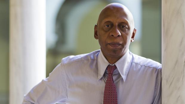 El opositor cubano Guillermo Fariñas, detenido cuando se dirigía a la Embajada de España en La Habana