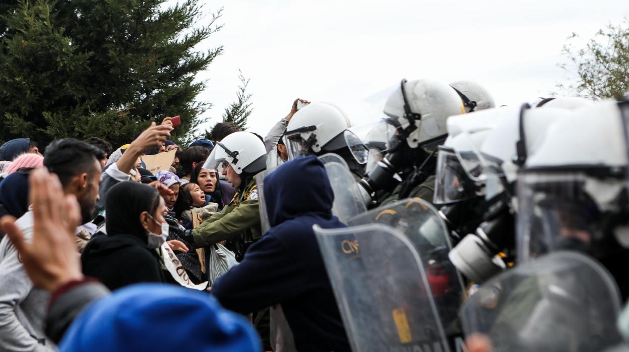 Choques entre inmigrantes y antidisturbios en la isla griega de Lesbos