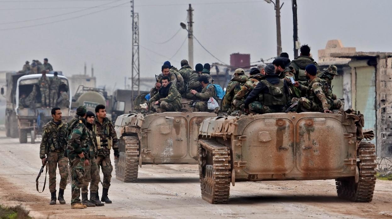 Soldados del ejército sirio avanzan en Tall Touqan, al norte de la ciudad siria de Idlib