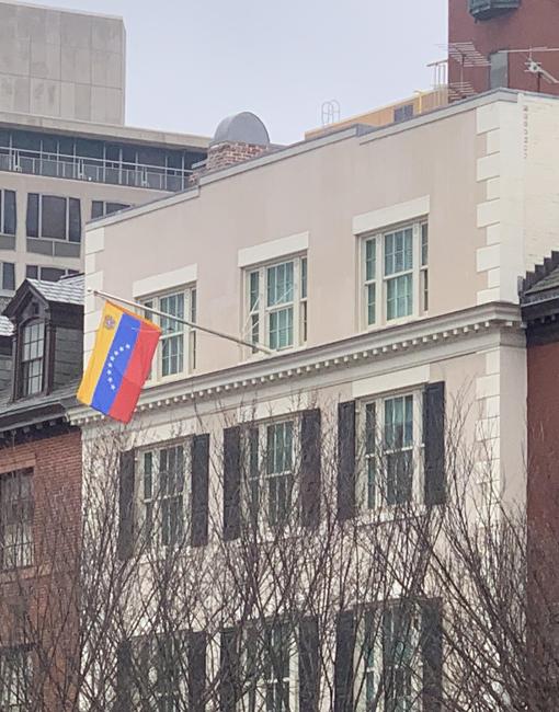 La bandera venezolana en la residencia oficial de Blair House en Washington