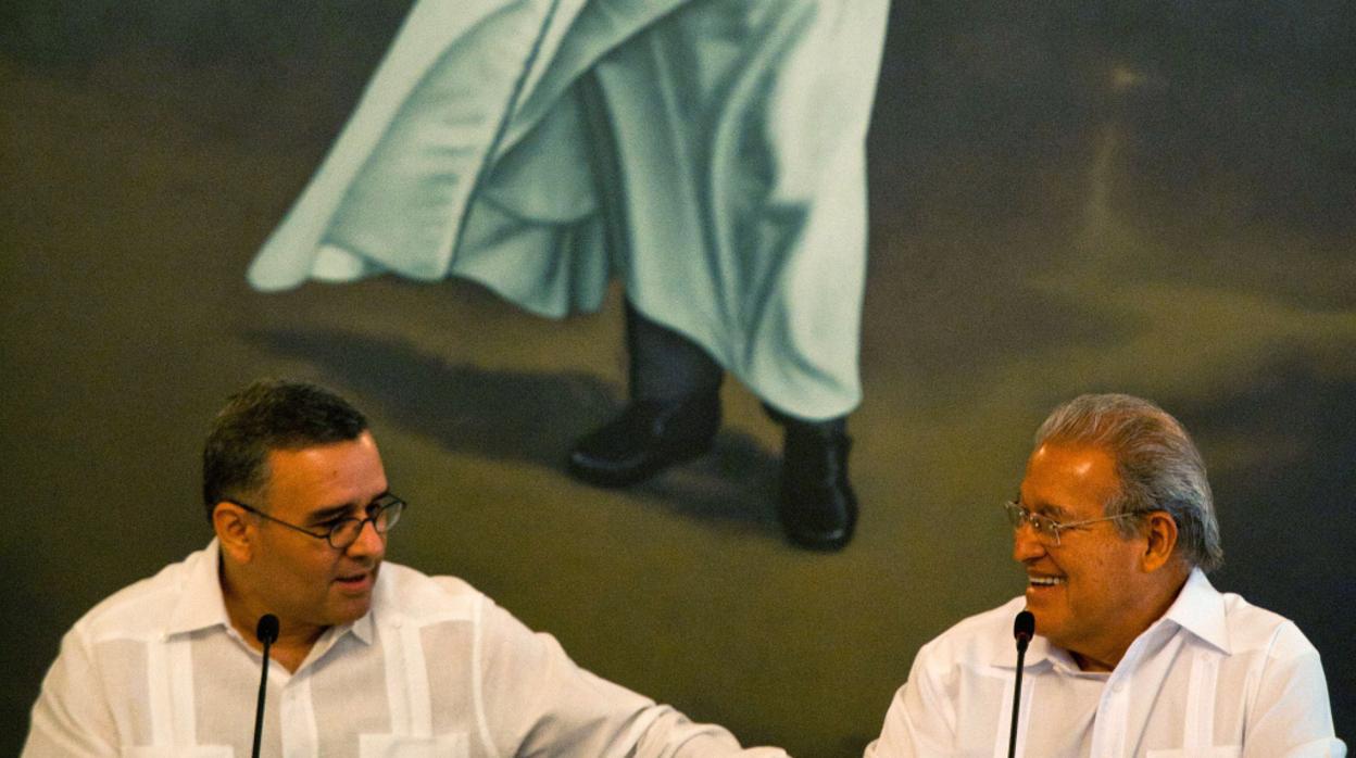 Mauricio Funes (izquierda) y Salvador Sánchez-Ceren, en 2014