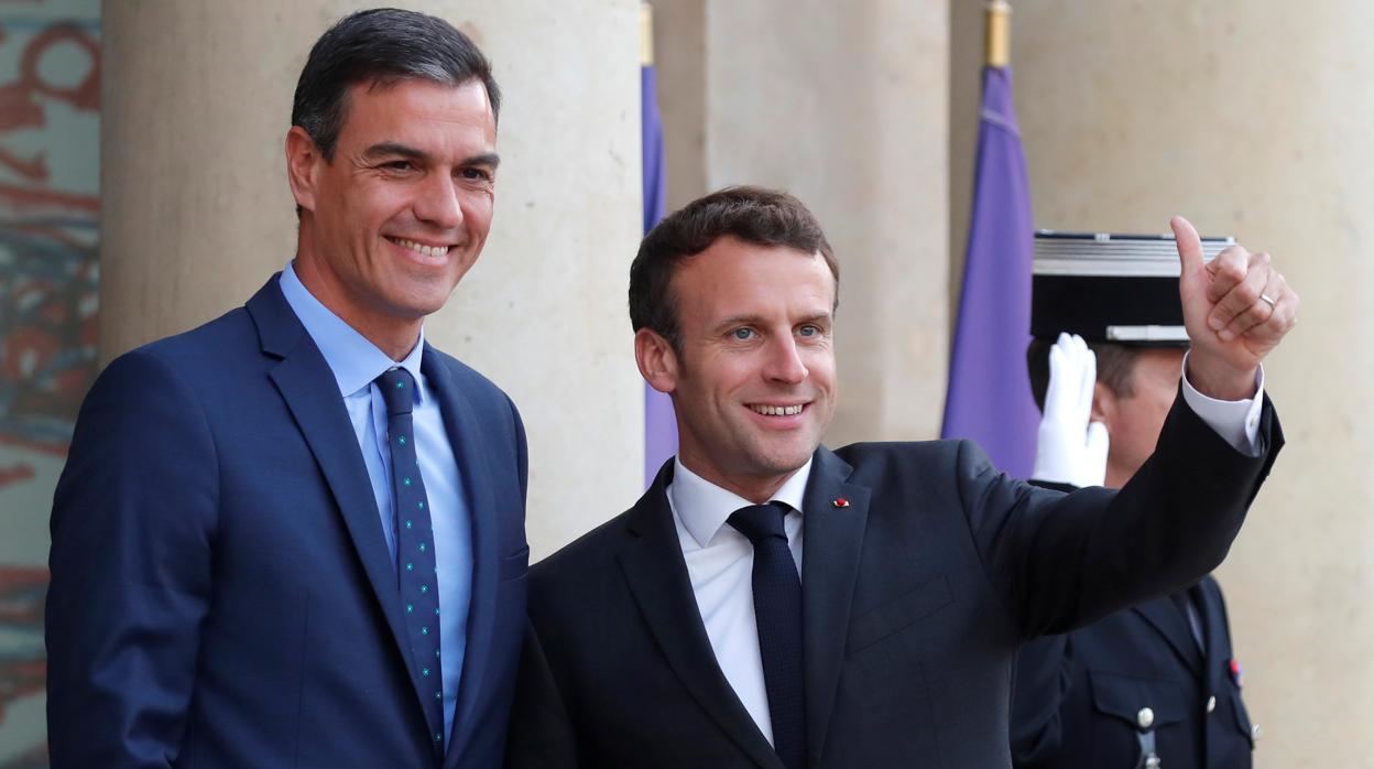 El presidente del Gobierno de España, Pedro Sánchez (i), junto al presidente francés, Emmanuel Macron (d)