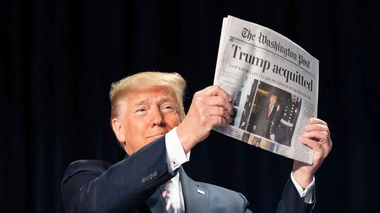 Trump enseña el diario The Washington Post el jueves