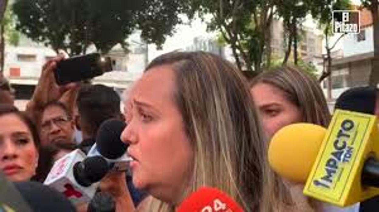 Romina Botaro, esposa de Juan José Márquez, hablando con los medios