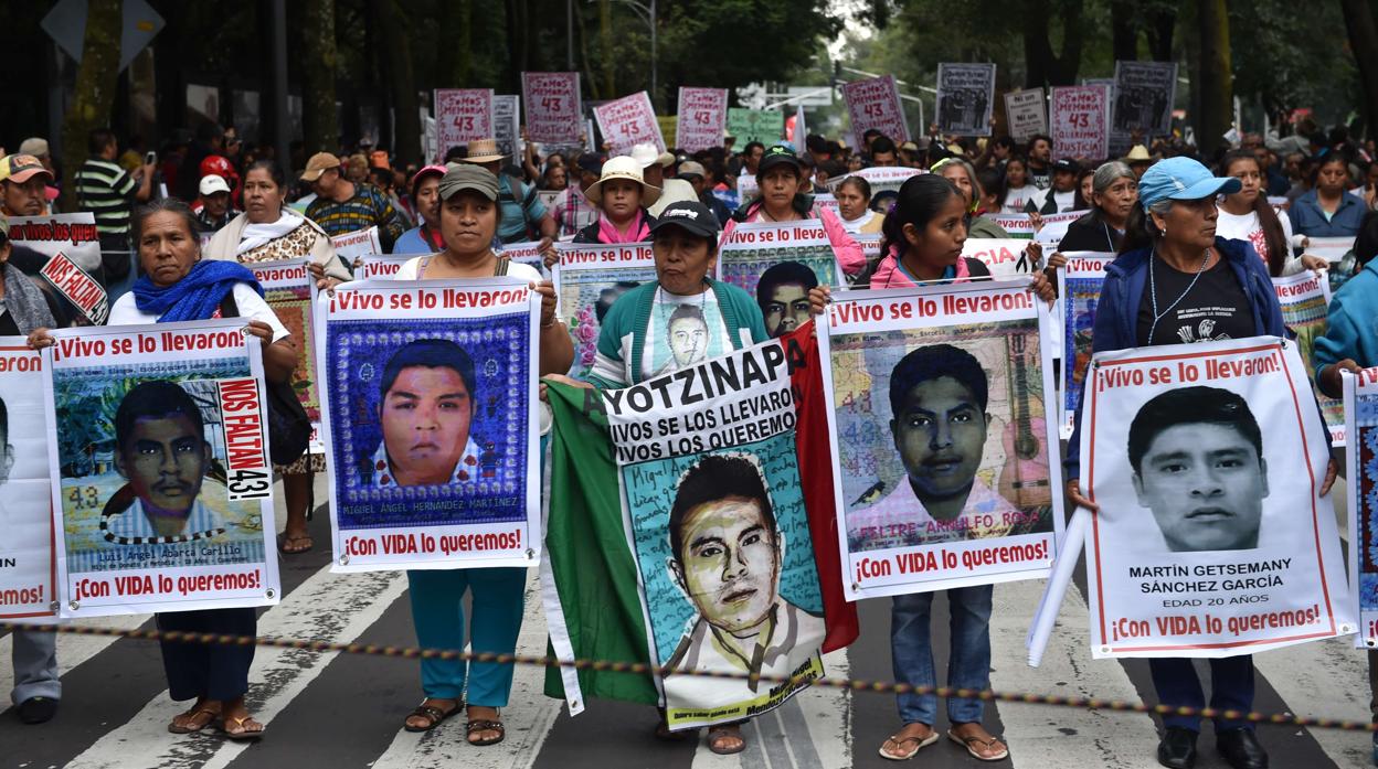 Familiares de los 43 estudiantes de Ayotzinapa desaparecidos, en una protesta en 2015