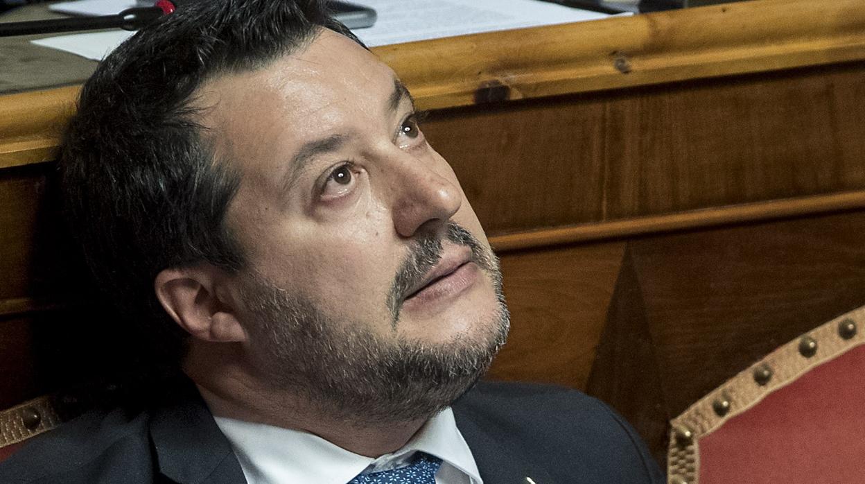 Matteo Salvini recibe las felicitaciones de sus correligionarios al intervenir en el Senado