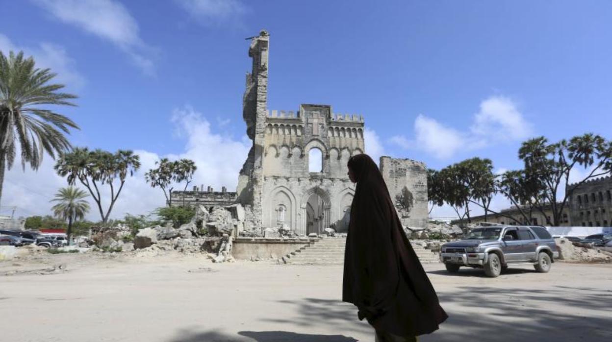 Una mujer camina por Mogadiscio, la capital de Somalia, en una imagen de archivo