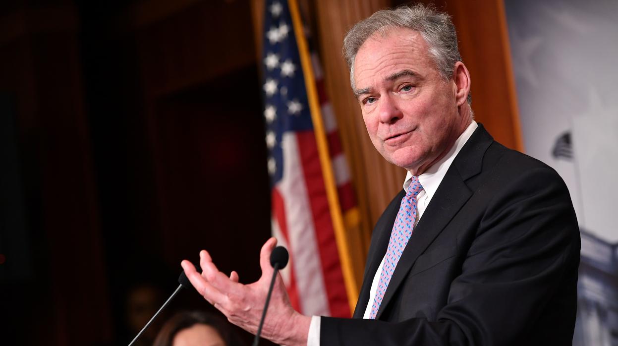 El senador demócrata Tim Kaine, que presentó la iniciativa de limitar los poderes de Trump, tras la votación