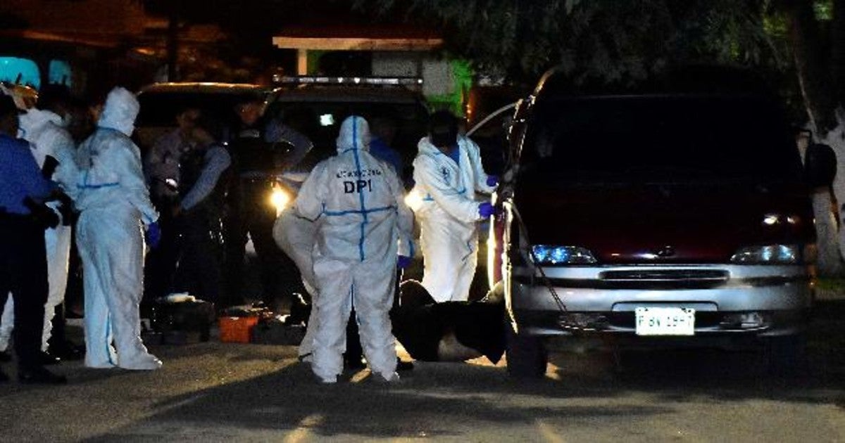 Levantamiento del cadáver de uno de los pandilleros, abatido en una furgoneta por los agentes