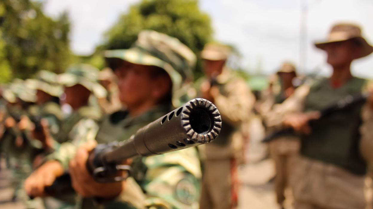 Miembros de organismos de seguridad participan en ejercicios militares, en el marco de la Operación Escudo Bolivariano 2020 hoy jueves, en la localidad de La Fría, estado Táchira, fronterizo con Colombia.