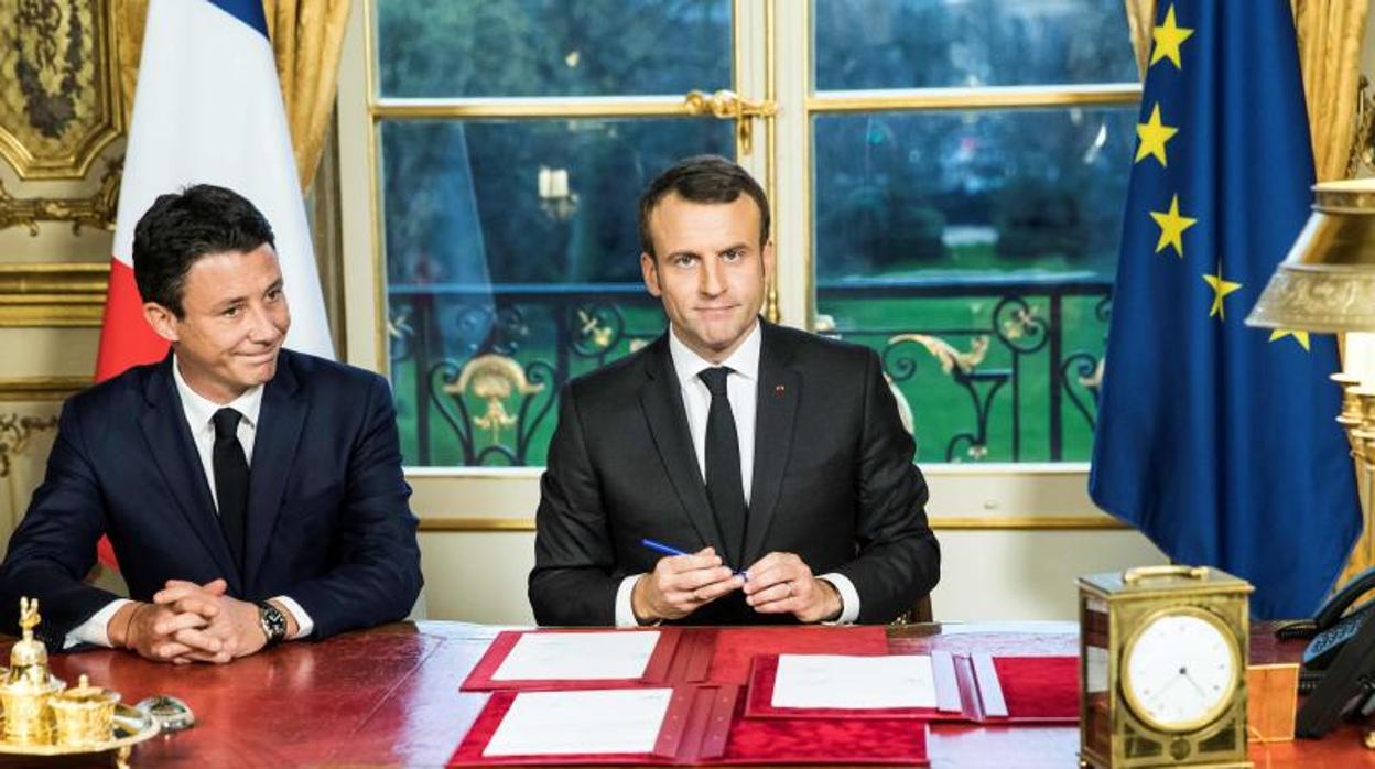 Benjamin Griveaux (izquierda) junto al presidente de Francia, Emmanuel Macron