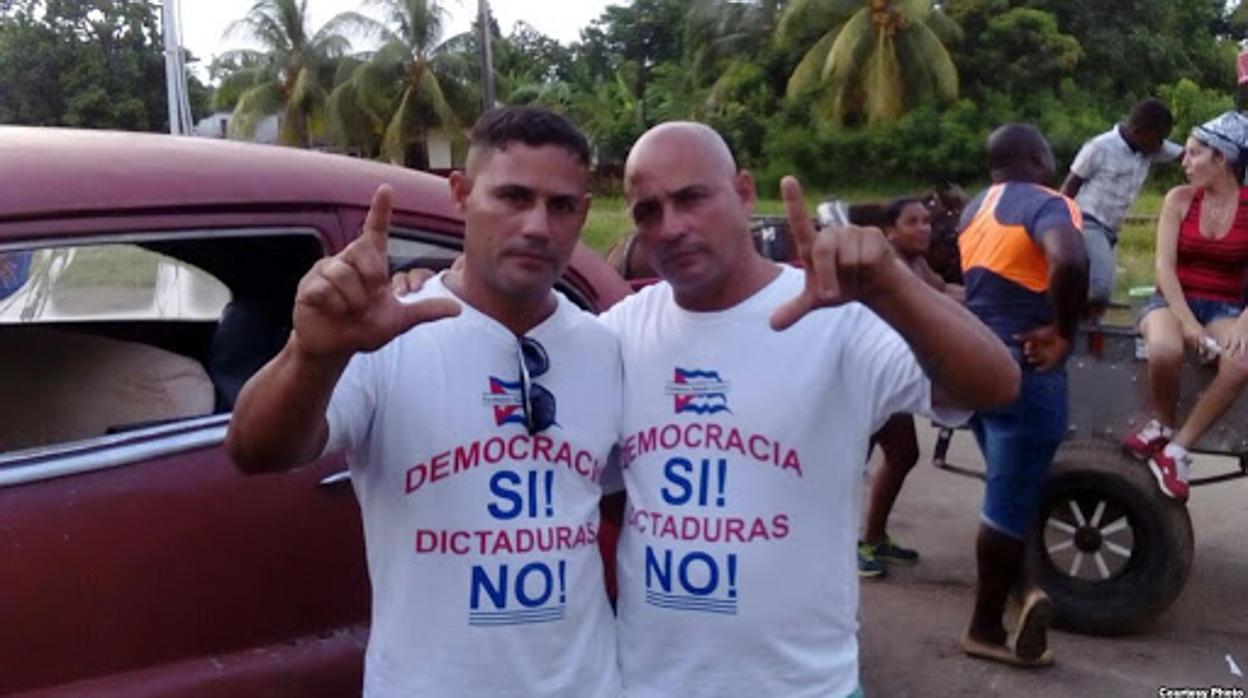 Iván Amaro Hidalgo, izquierda, fue detenido por no quitarse la camiseta que lleva puesta en la imagen