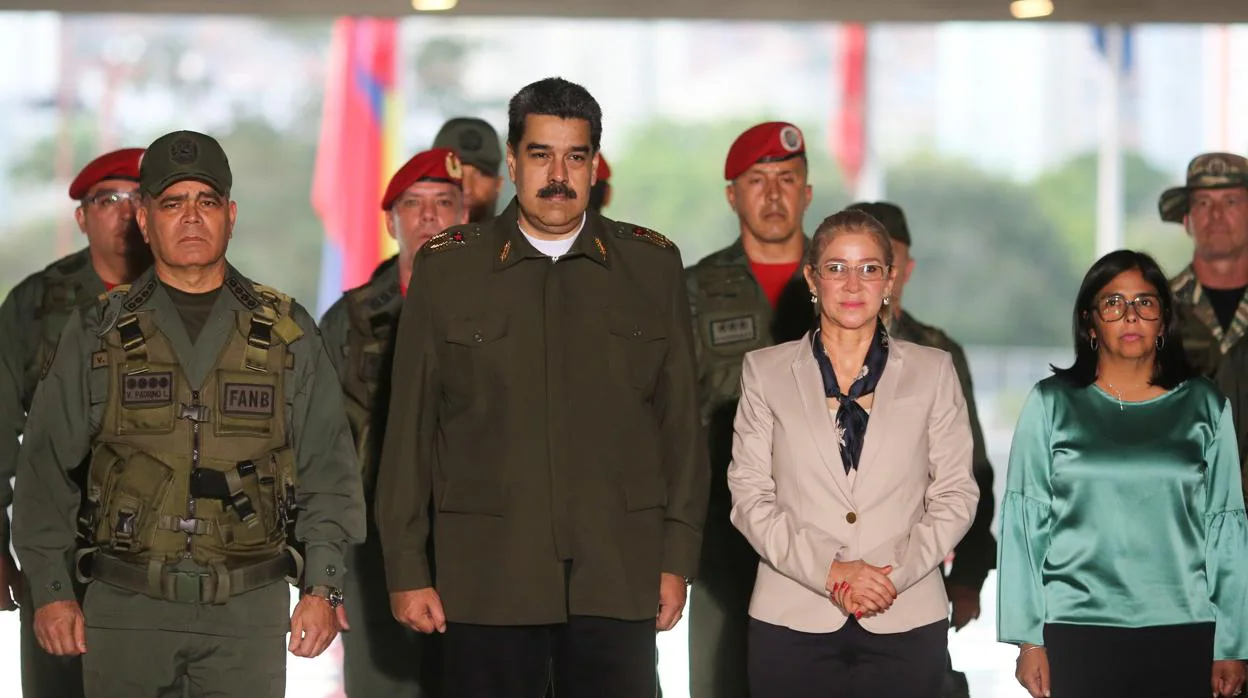El líder chavista Nicolás Maduro, junto a los militares