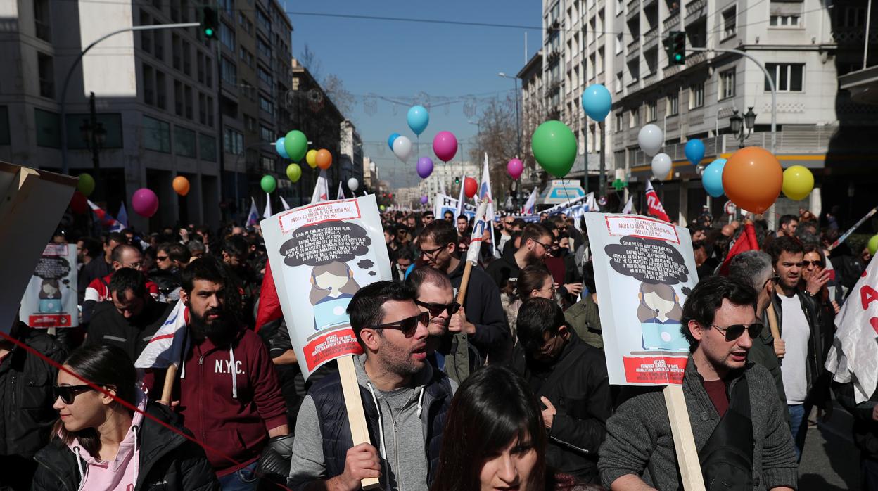 Protesta del sindicato comunista durante la huelga en Atenas