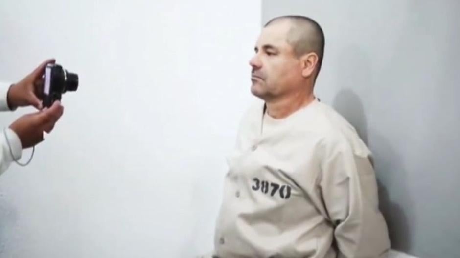 Publican un vídeo con la Policía rapando el pelo y el bigote a «El Chapo» Guzmán