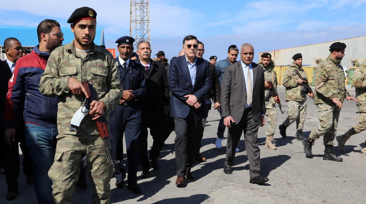 El primer ministro Al Sarraj, con gafas de sol, en el puerto de Trípoli