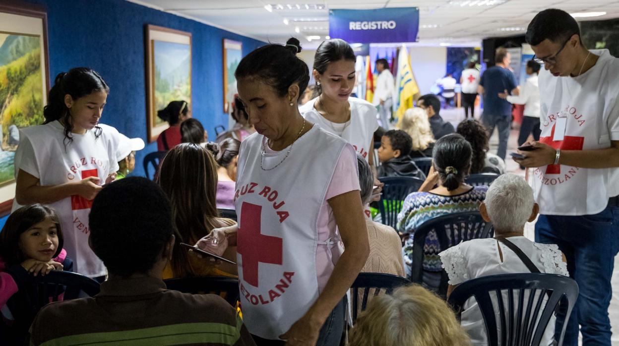 La Cruz Roja da asistencia humanitaria a un grupo de venezolanos en Caracas