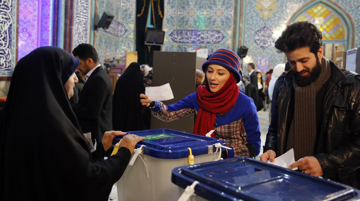 Una pareja iraní emitió su voto en un colegio electoral durante las elecciones parlamentarias en Teherán