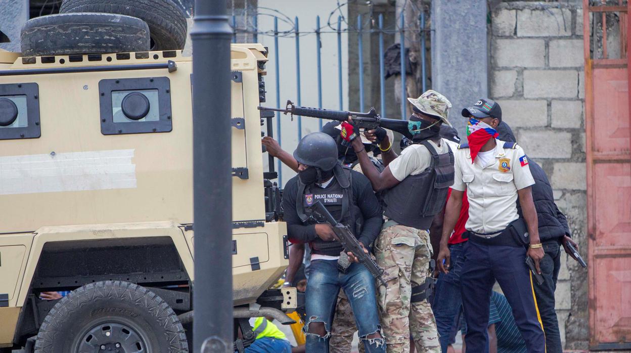 Al menos un militar haitiano murió y otro resultó herido de bala este domingo en tiroteos contra hombres encapuchados en Haití